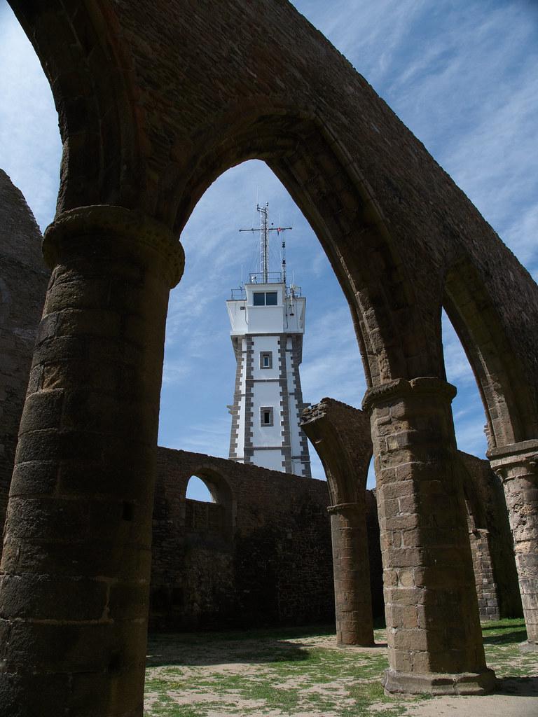 Le sémaphore de la pointe Saint Mathieu émergeant des ruines
