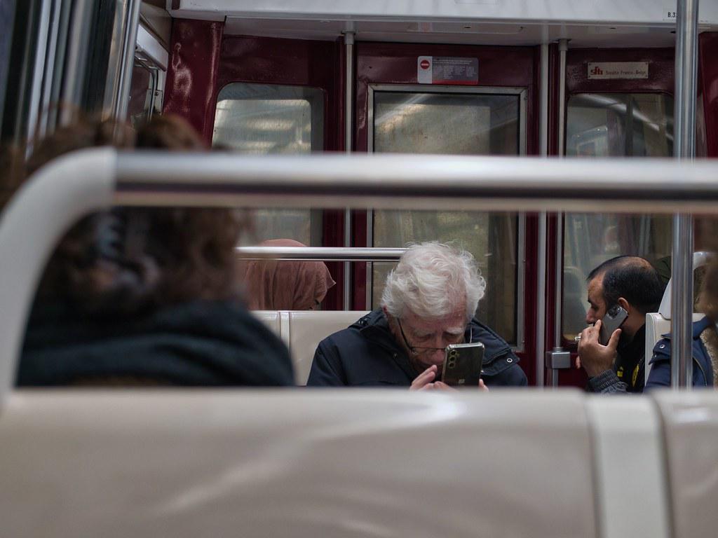 Scène quotidienne, banale, dans laquelle l'isolement prévaut. Métro parisien, ligne 7