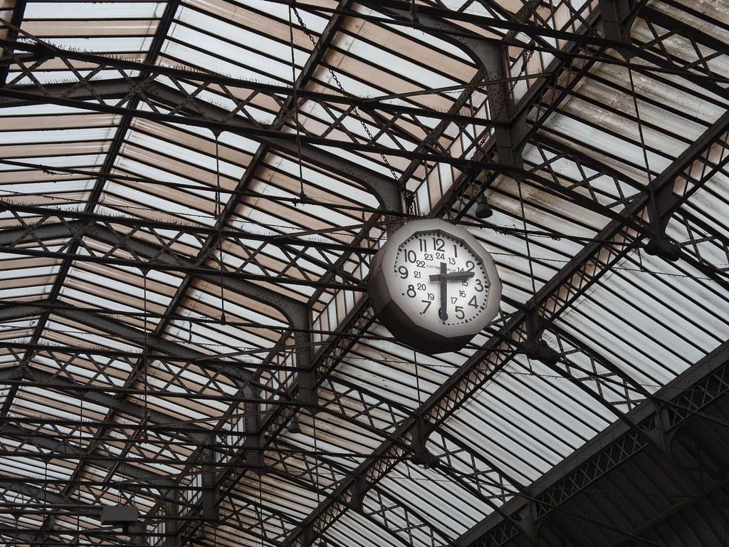 L'horloge devant les quais de la gare de l'Est - Paris