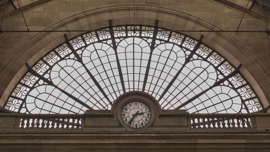 Demi-lune du fronton de la gare de l'Est - Paris
