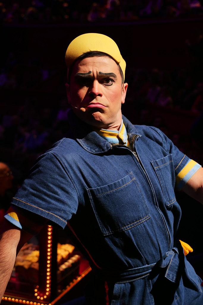 Un oeil noir me regarde